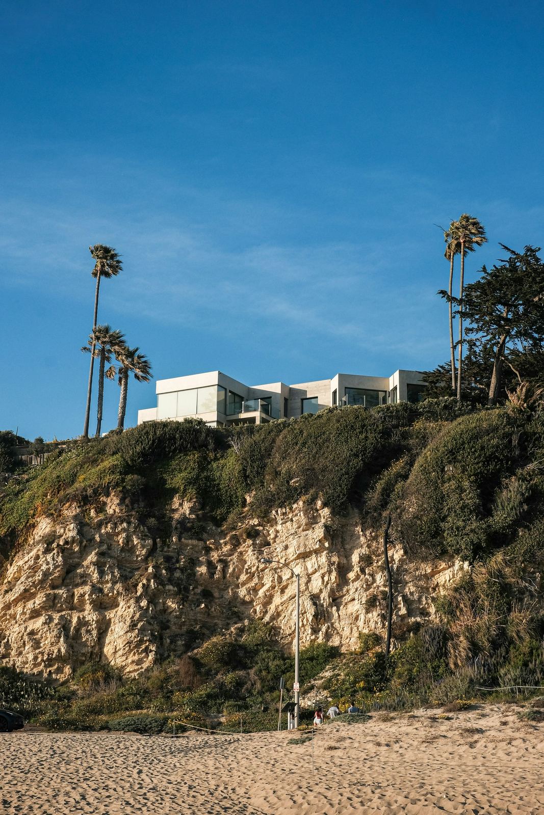 Modern luxury home on a Southern California coastal cliff